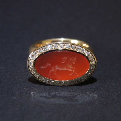 Ring Horse – Handgravur Karneol, Roségold 750, Diamanten