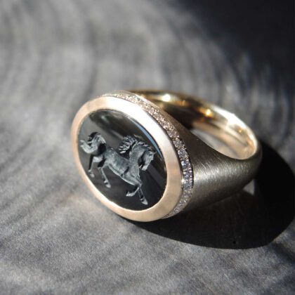 Ring Horse – Handgravur Onix, Roségold 750, Diamanten