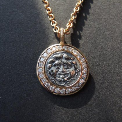 Pendant 750 / 18 kt Roségold, Medusa griechische Gottheit Silber, Diamanten