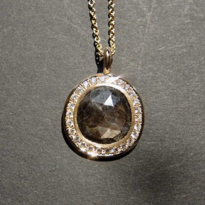 Pendant 750 18 kt Roségold, Saphir grey-brown, Diamanten